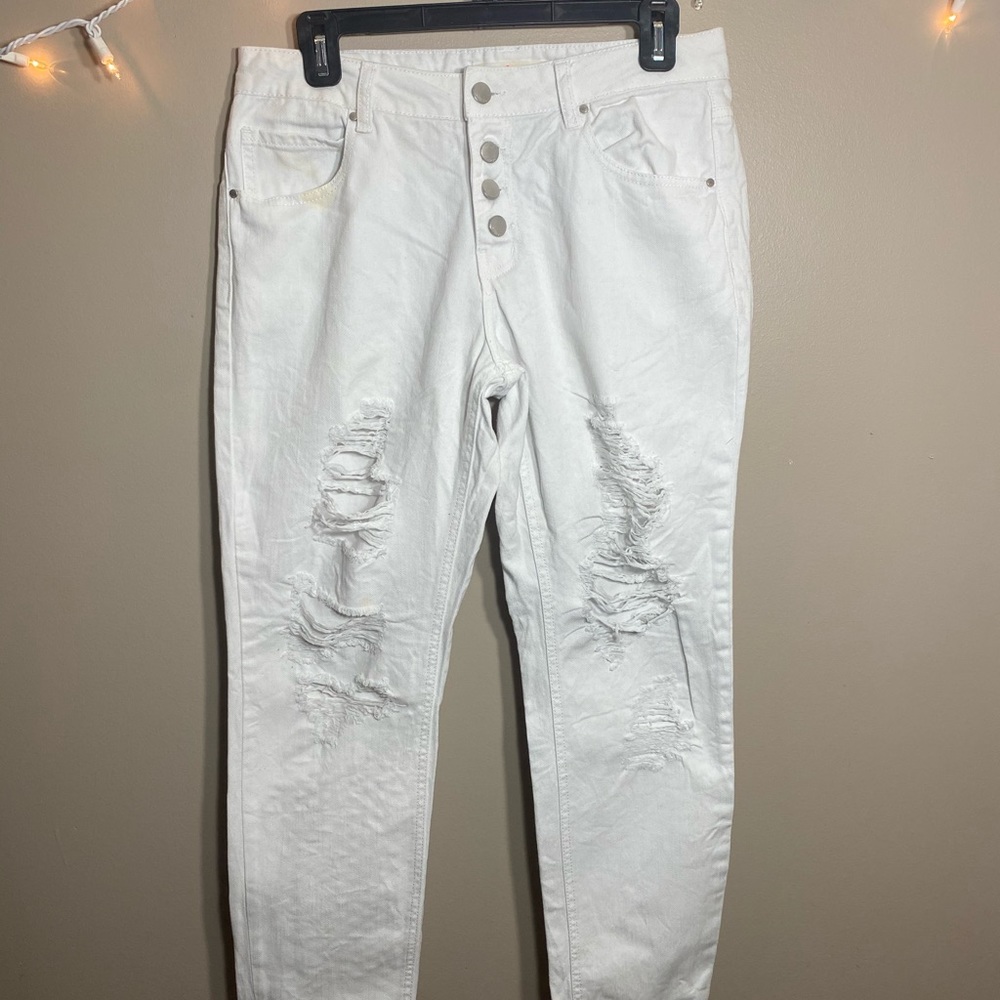 White ripped jeans : size 6 ( little stain )